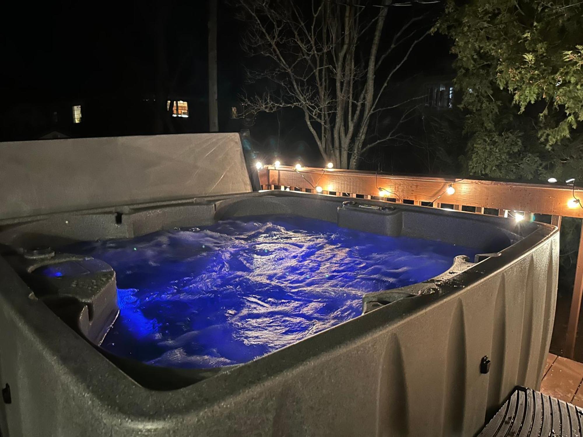 Hot Tub, Electric Bikes, Solo Stove, Projector, Smores Marblehead Kültér fotó