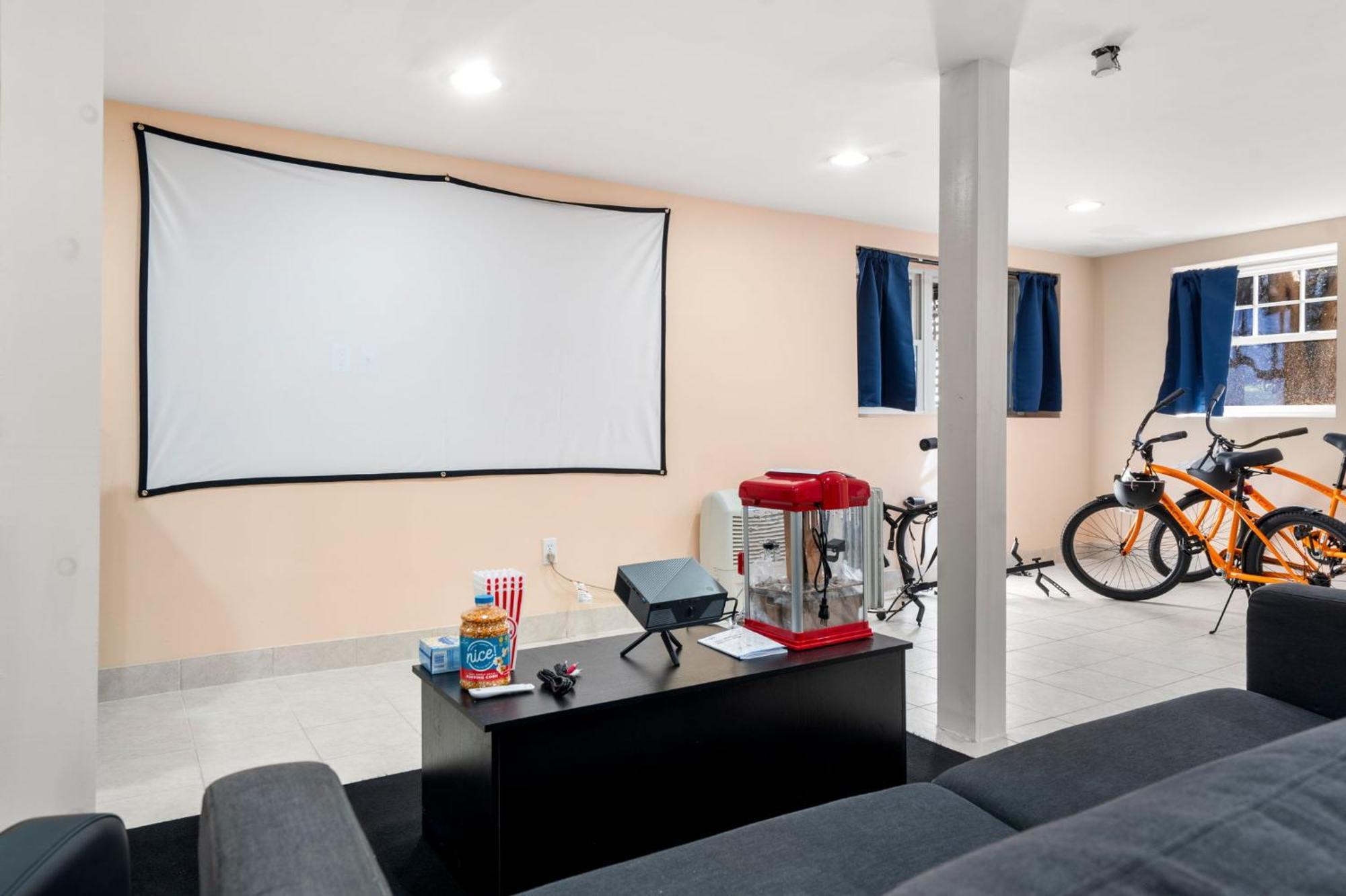 Hot Tub, Electric Bikes, Solo Stove, Projector, Smores Marblehead Kültér fotó